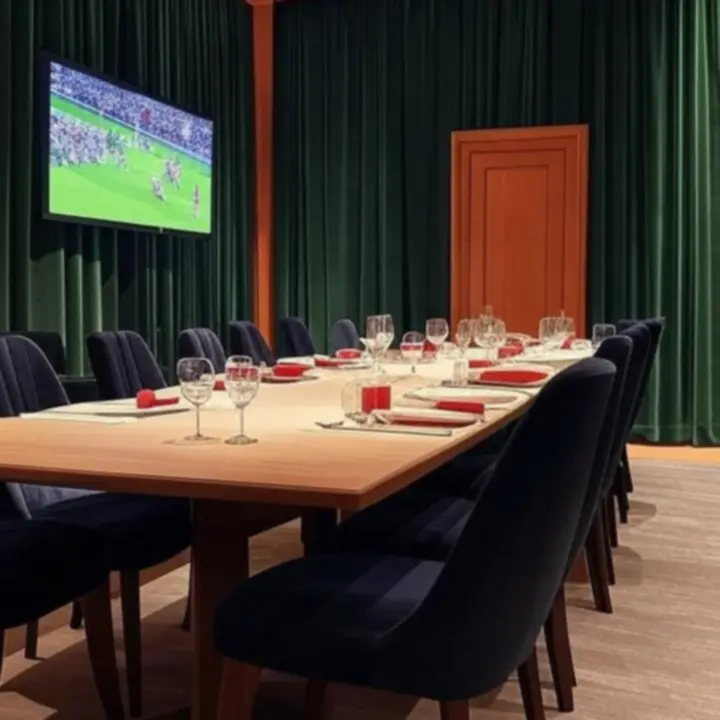 Prywatna loża w PLCityClub z dedykowanymi ekranami i wygodnymi fotelami