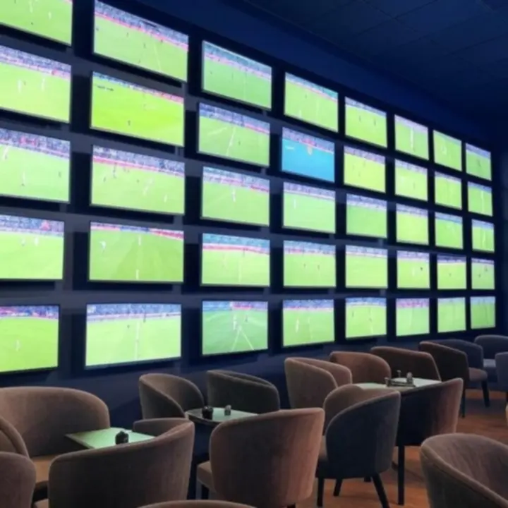 Panoramiczne ekrany wyświetlające mecz sportowy